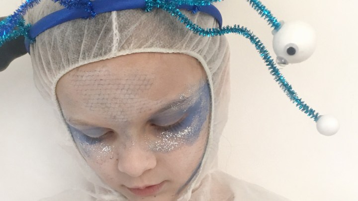 So sieht er aus der fertige Alien mit seiner Reptilienhaut in Netzoptik