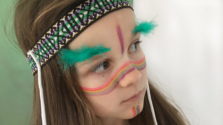 Moderner Indianerlook mit Federn und Schminke