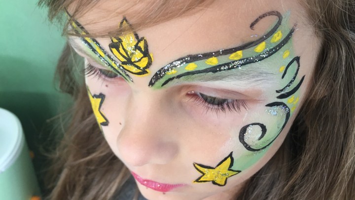 Tolles Beispiel für eine Elfe, eine Blumenfee oder einen Schmetterling