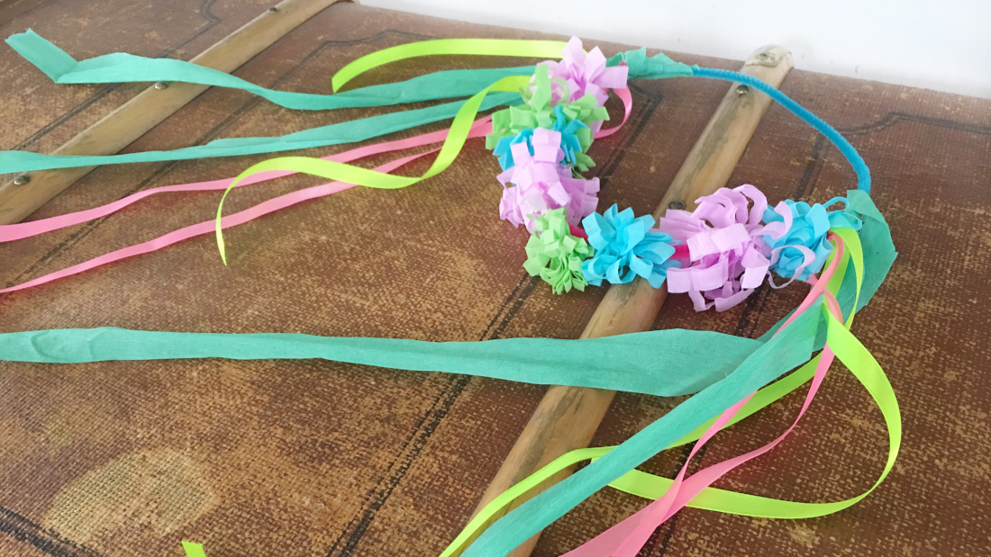 Bunter Blumenkranz aus Krepppapier, Pfeifenputzern und bunten Bändern