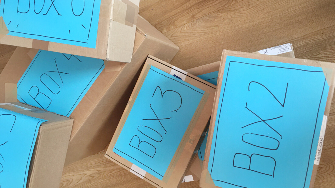 Alle Materialien für die Disco-Mode-Party werden in Kisten verpackt