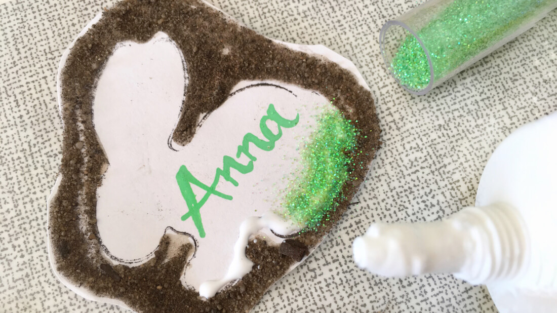 Glitzer gibt dem Waldtier ein besonderes Highlight und der Name des Kindes kommt in die Mitte