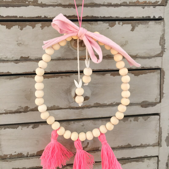 Holzperlen auf einem Silberdraht in Eierform