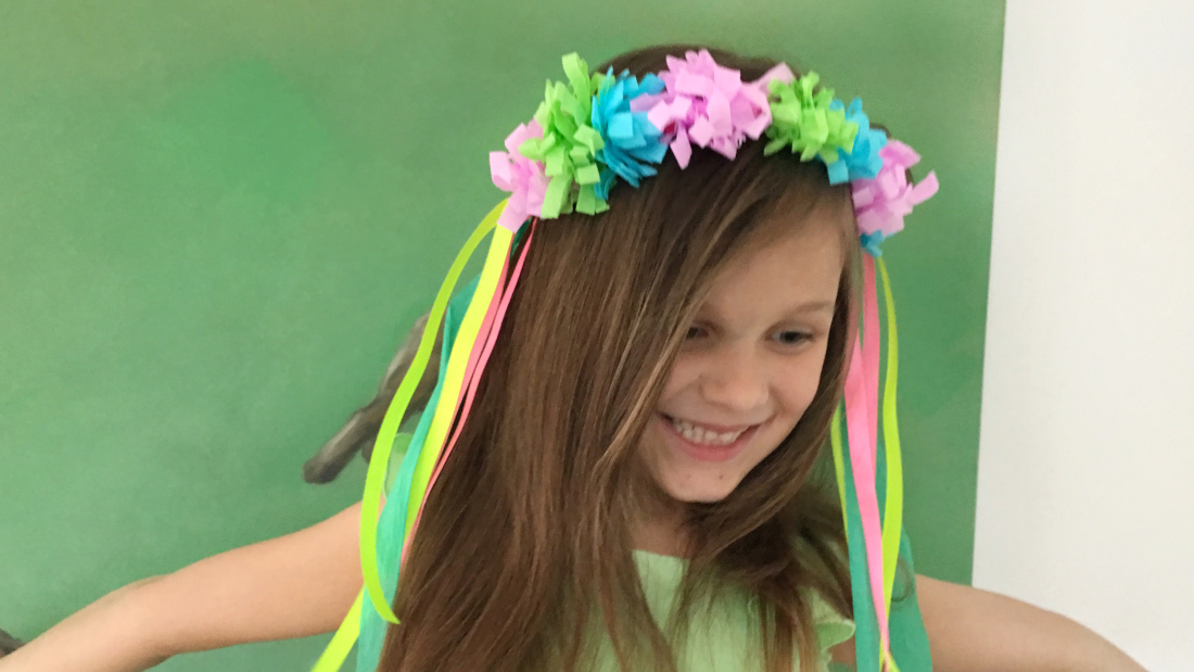 Haarschmuck für eure Feen- und Einhornparty aus Krepppapierblumen