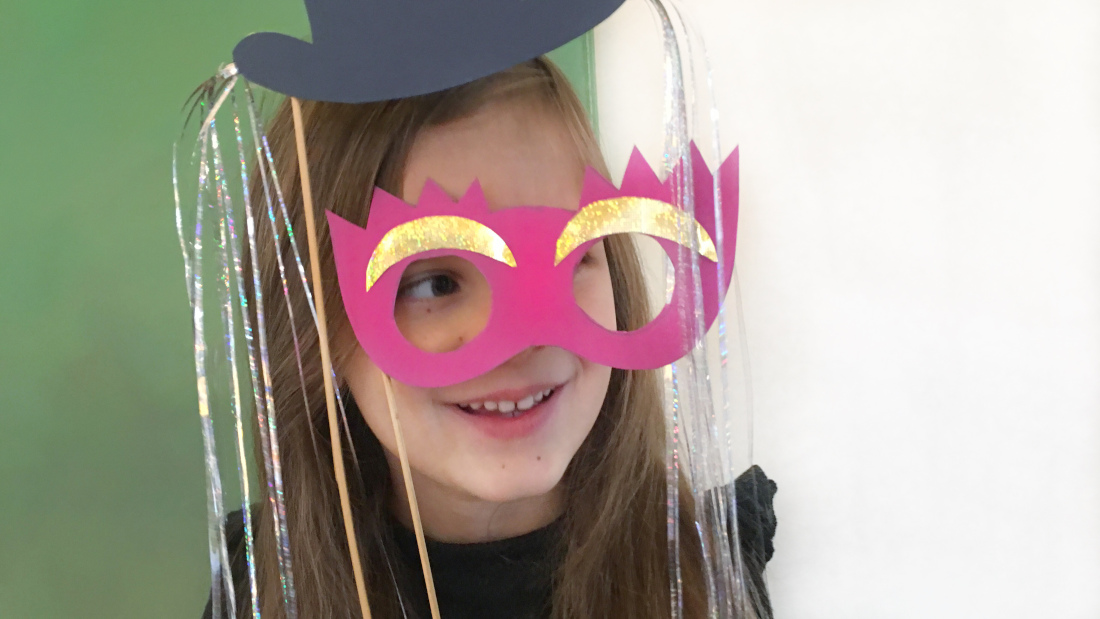 Wer garnicht schminken möchte, kann auch einfach eine Maske basteln