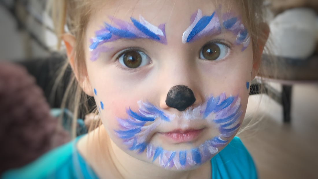 Kinderschminken bei den Kleinsten: Oft reichen ein paar niedliche Striche und fertig ist das niedliche Monsterchen