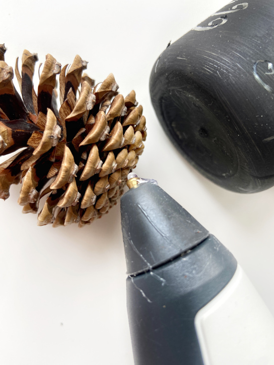 Heißkleber ist praktisch. Damit klebst du den Zapfen fest.