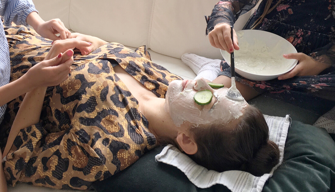 Eine Gesichtsmaske für den Hab Dich Lieb Tag