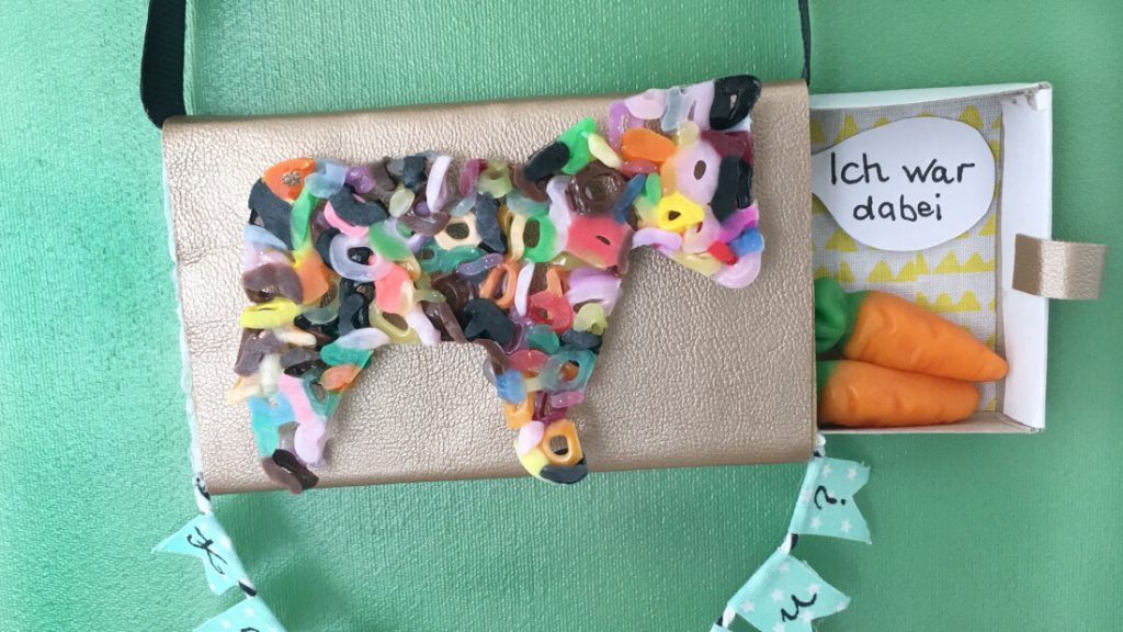 Die Pferdeparty-Einladung kann mit einem Gurt in ein kleines Täschchen verwandelt werden - cool