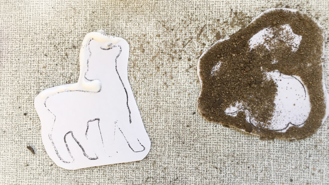 Ähnlich wie beim Schnitzelpanieren werden die Waldtiere am Außenrand mit Sand paniert