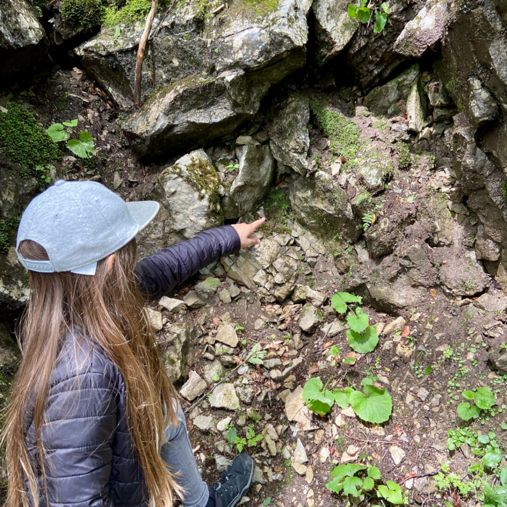Gesichter in einem Felsen entdecken und zeigen