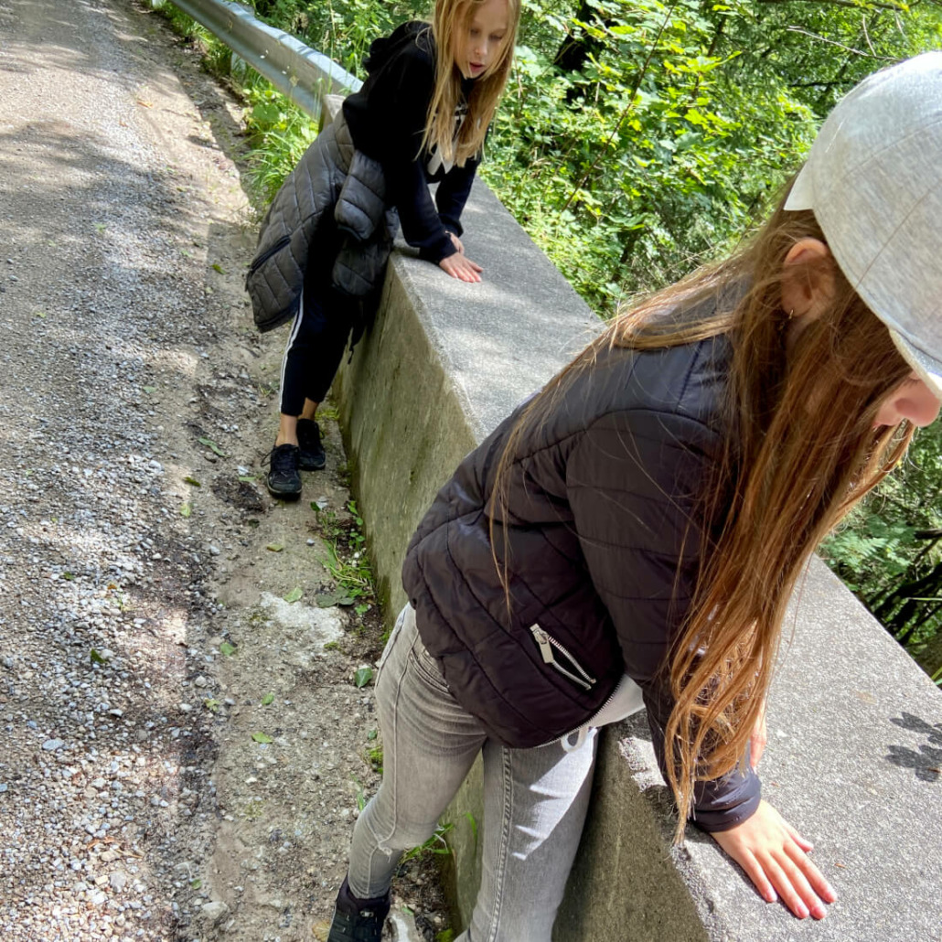 Mit den Händen die Länge einer Mauer abmessen