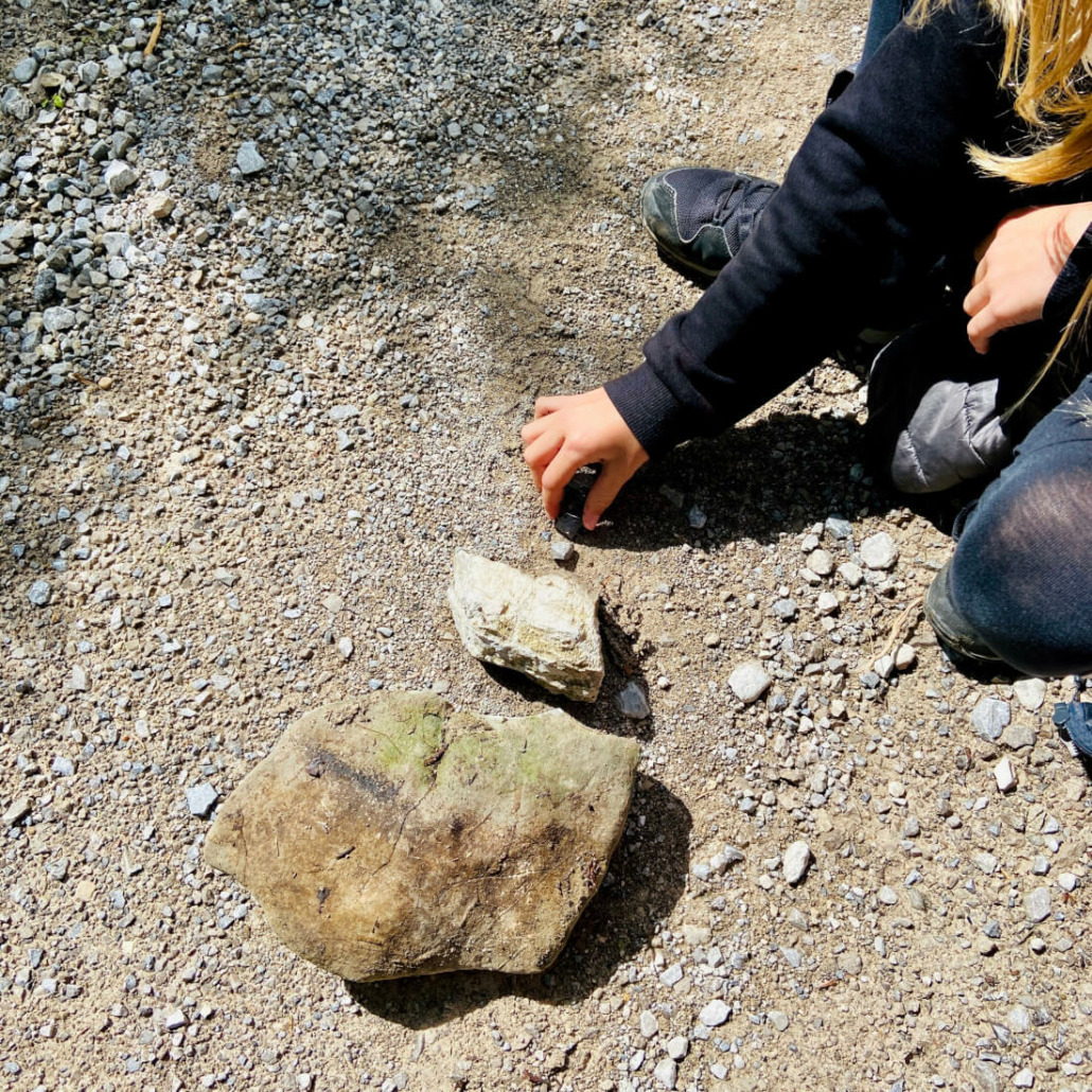 Das Messergebnis mit unterschiedlich großen Steinen zeigen