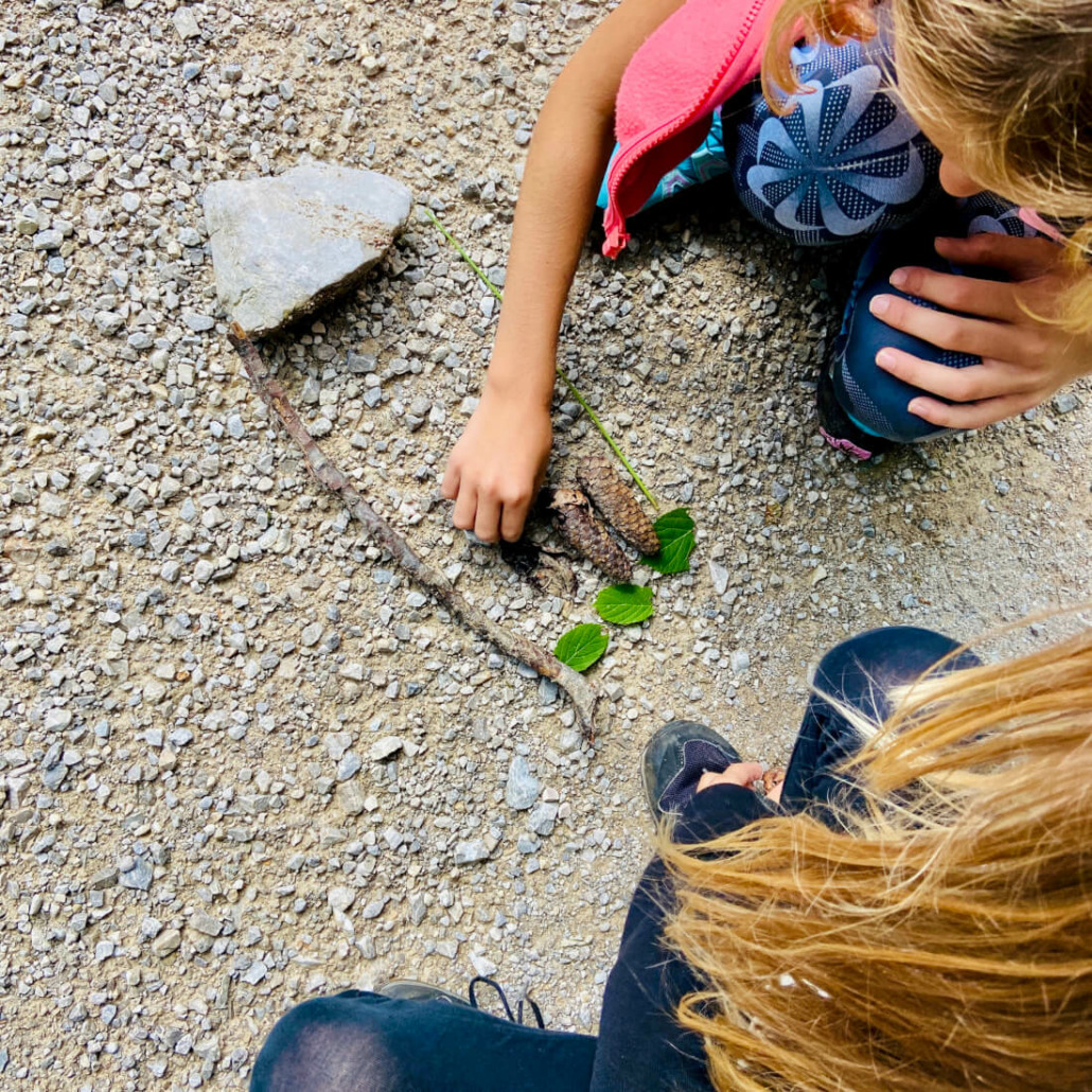 Ein Naturbild aus verschiedenen Materialien legen