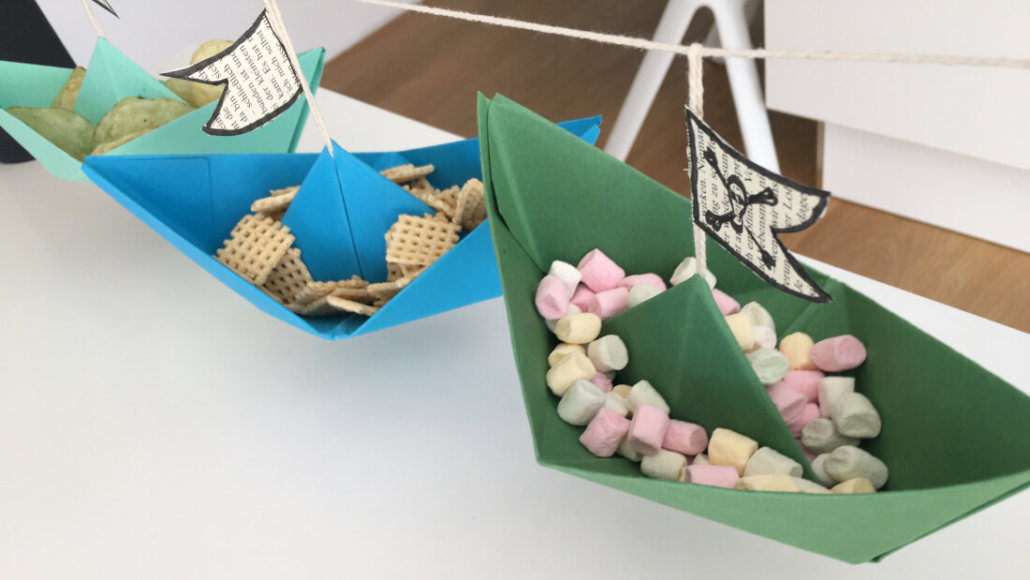 Papierschiffe als Tischdeko für eure Piratenparty