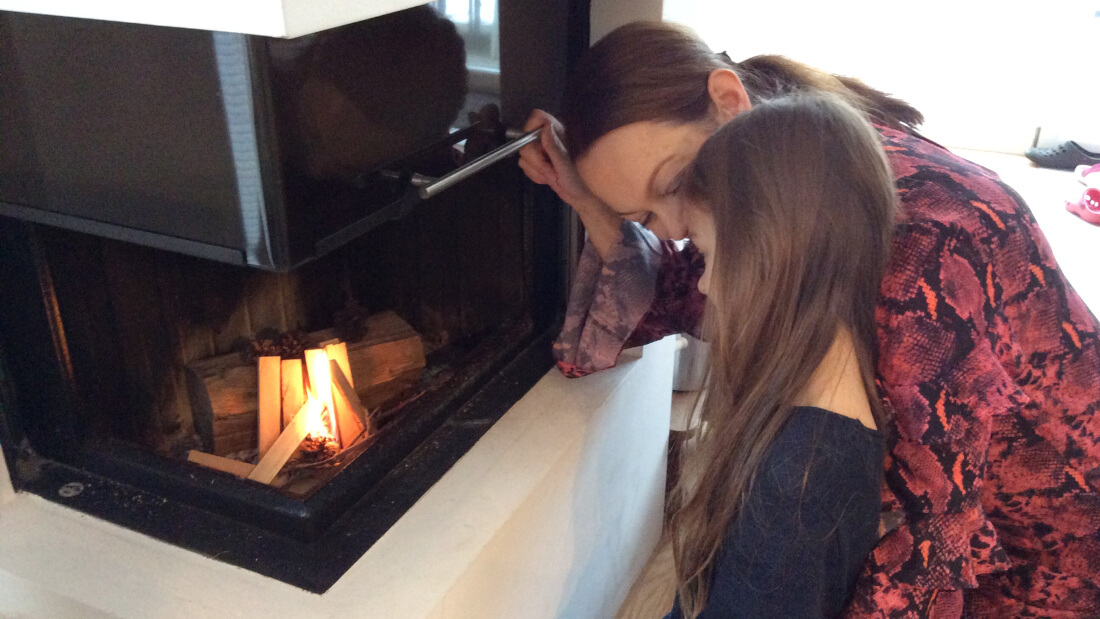 Gemütlich vor dem Kamin in kleiner Runde. Gemütlicher kann es Weihnachten nicht mehr werden.