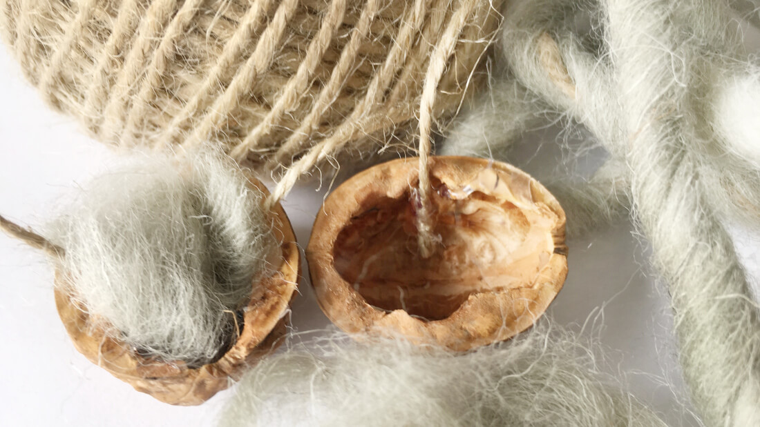 Walnussschalen werden zu einer Schlafschaukel für unsere Igel