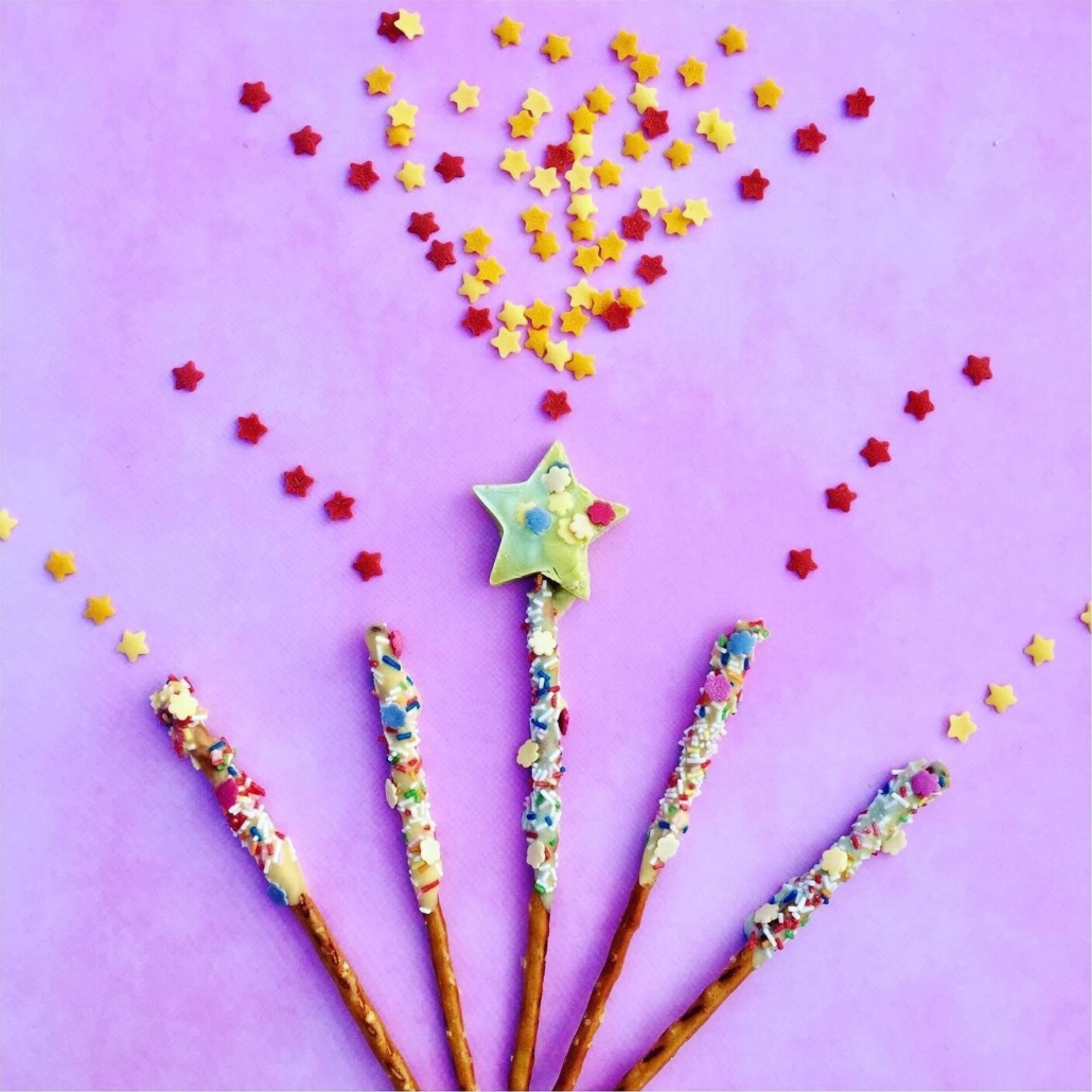 Salzig-süßer Snack aus Salzstangen mit Schokolade und Streuseln