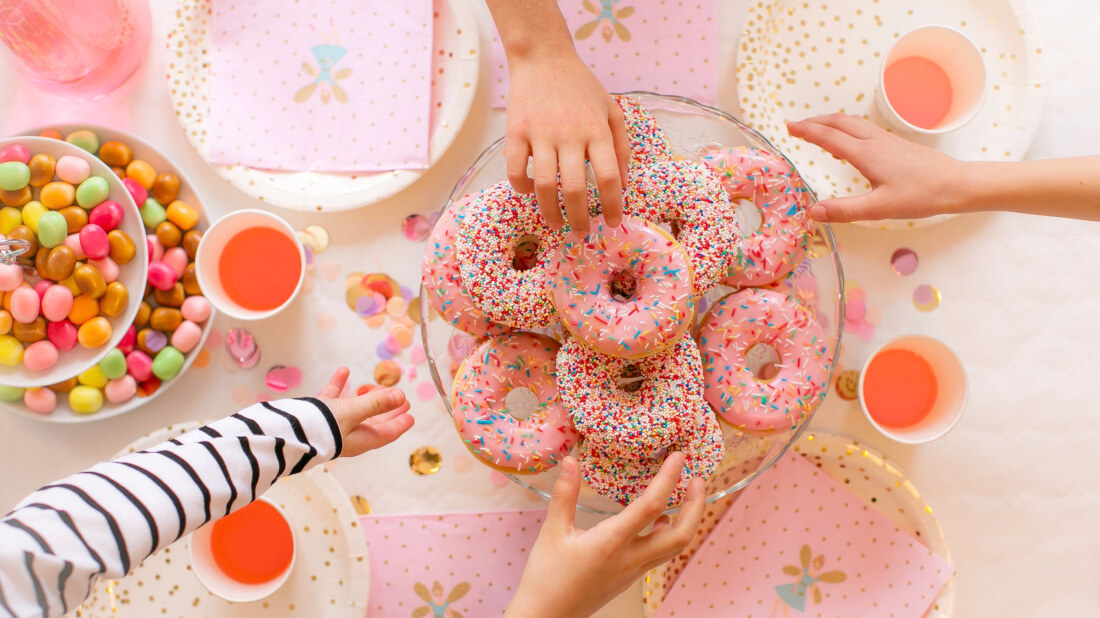 Bunte Donuts passen auch gut zu einer Feen- und Einhornparty