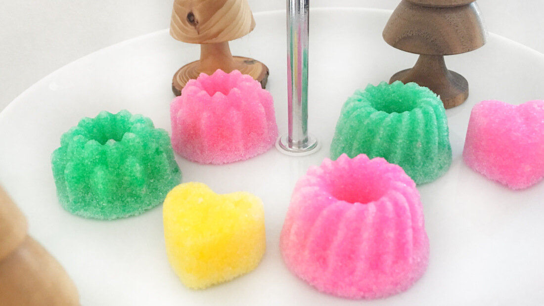 Die perfekte Feen- und Einhornparty Tischdeko ist unser eingefärbte Zucker als Guglhupf