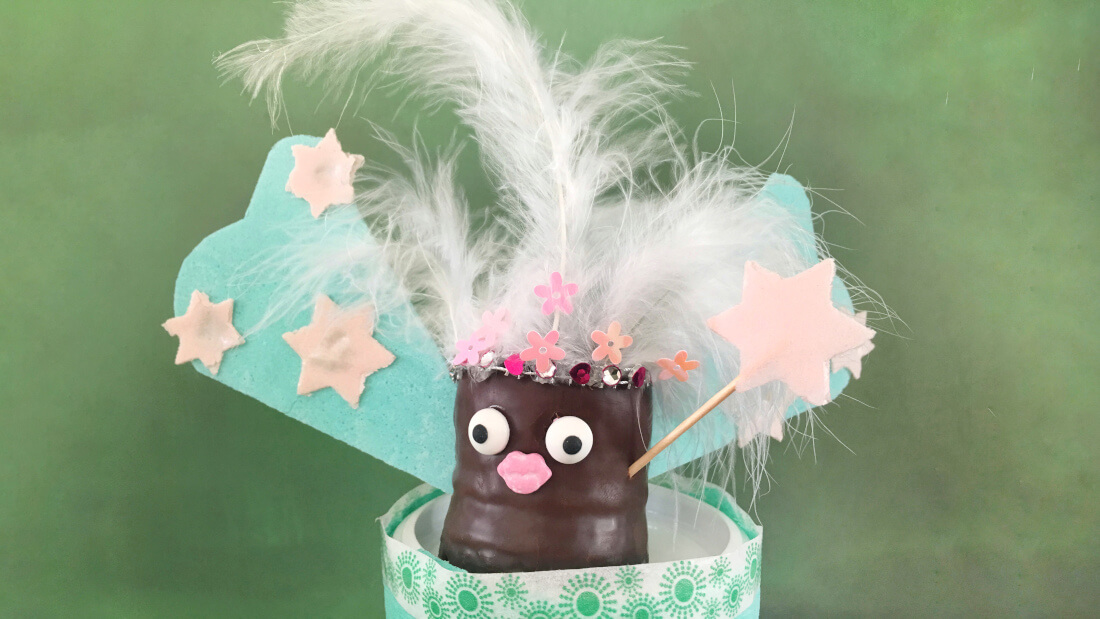 Ein Schokokuss mit großen Feenflügen aus Esspapier