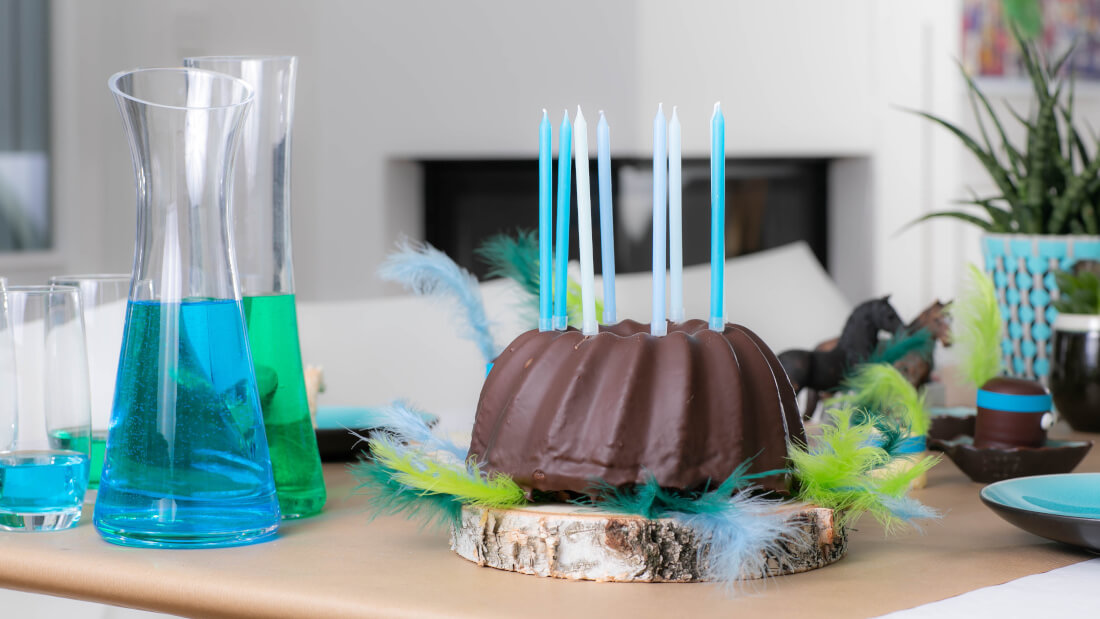 Indianerparty Rührkuchen mit Schokoguss und gefärbtes Wasser