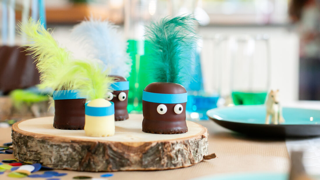 Schokokuss-Indianer mit Haarband und Feder