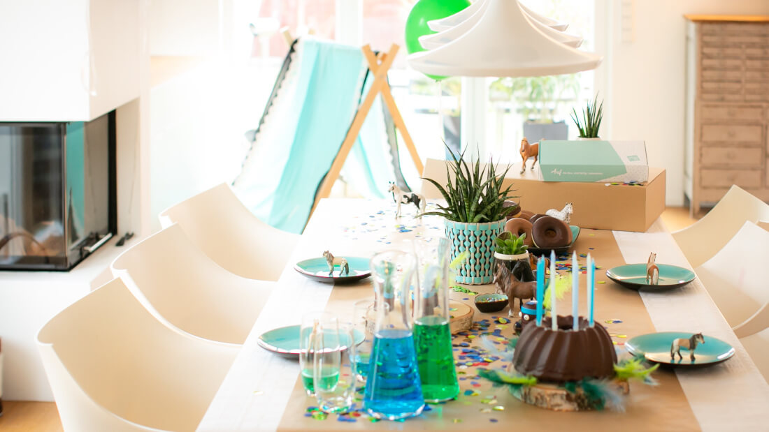 Indianerparty Deko mit Tipi, alles in blau-grün Tönen, Schleichpferdchen, und Craftpapier als Tischdecke