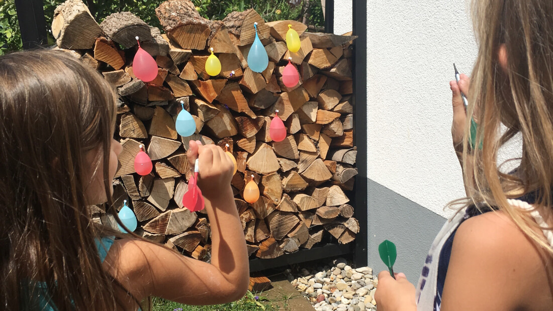 Indianerparty Spiel - mit Pfeilen auf Ballons werfen