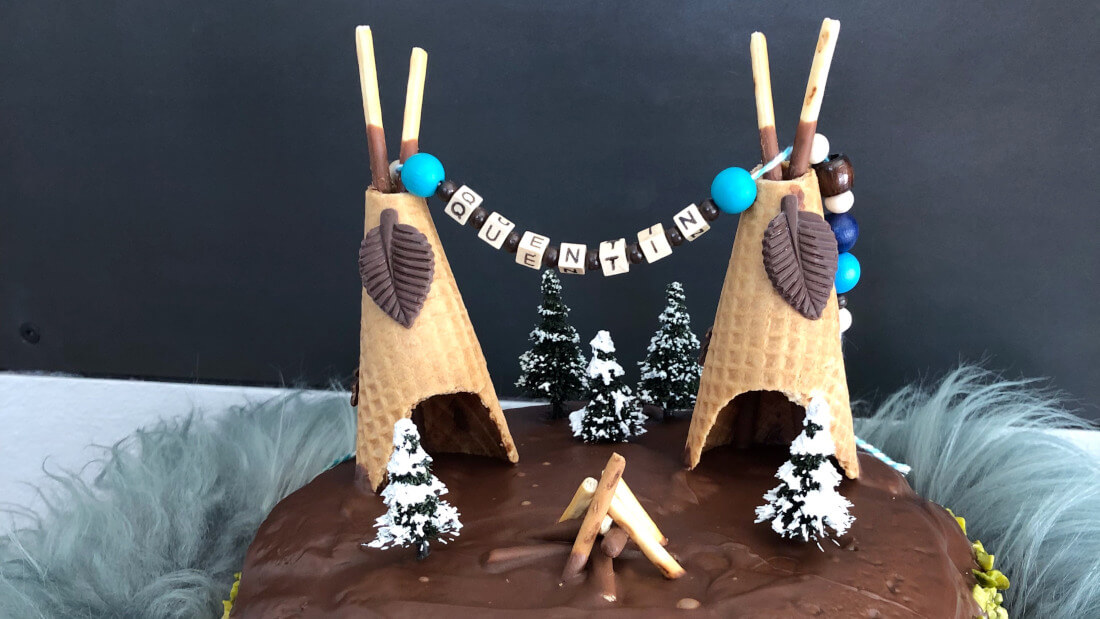 Rührkuchen mit Schokoguss und Tipis aus Eiswaffeln - der perfekte Kuchen für eine Indianerparty