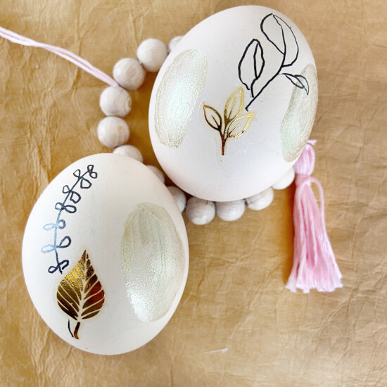 Eine schlichte Oster-Eier-Idee mit goldenen Haut-Tattoos