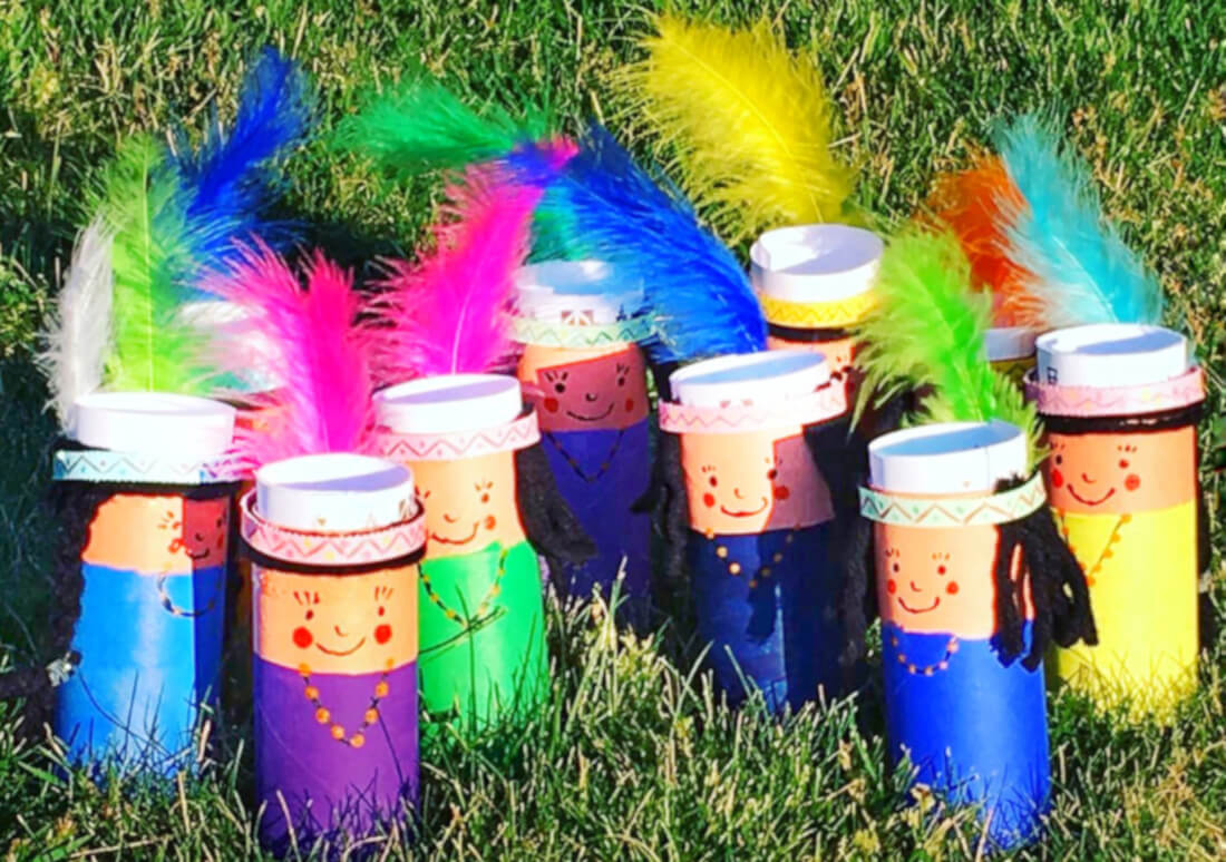 Indianerparty Einladung aus Klorollen gebastelt. Indianer mit bunten Federn.